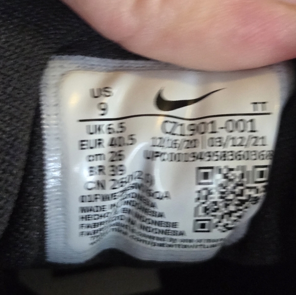 Nike Black Athletic Shoes with Cushioned Sole and Mesh Upper - Picture 5 of 10